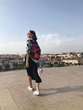 背包旅行美女背影图片